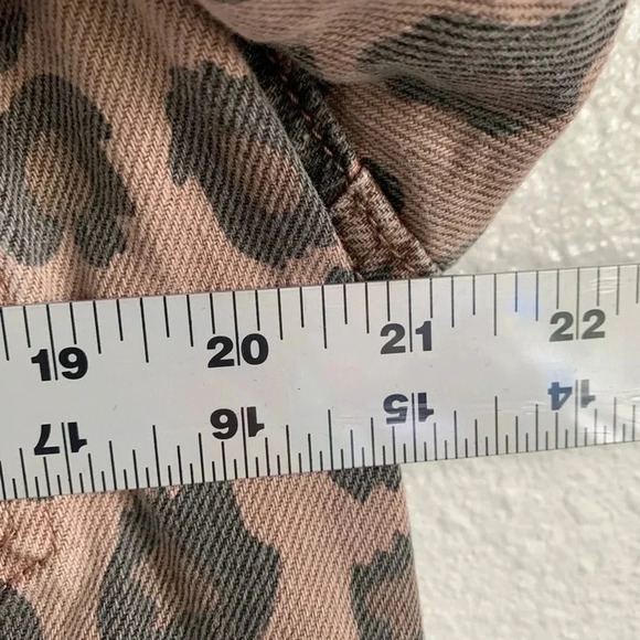 BLANKNYC  Fall Trends 2025 Leopard Print Button Denim Jacket Size Small - Picture 12 of 12